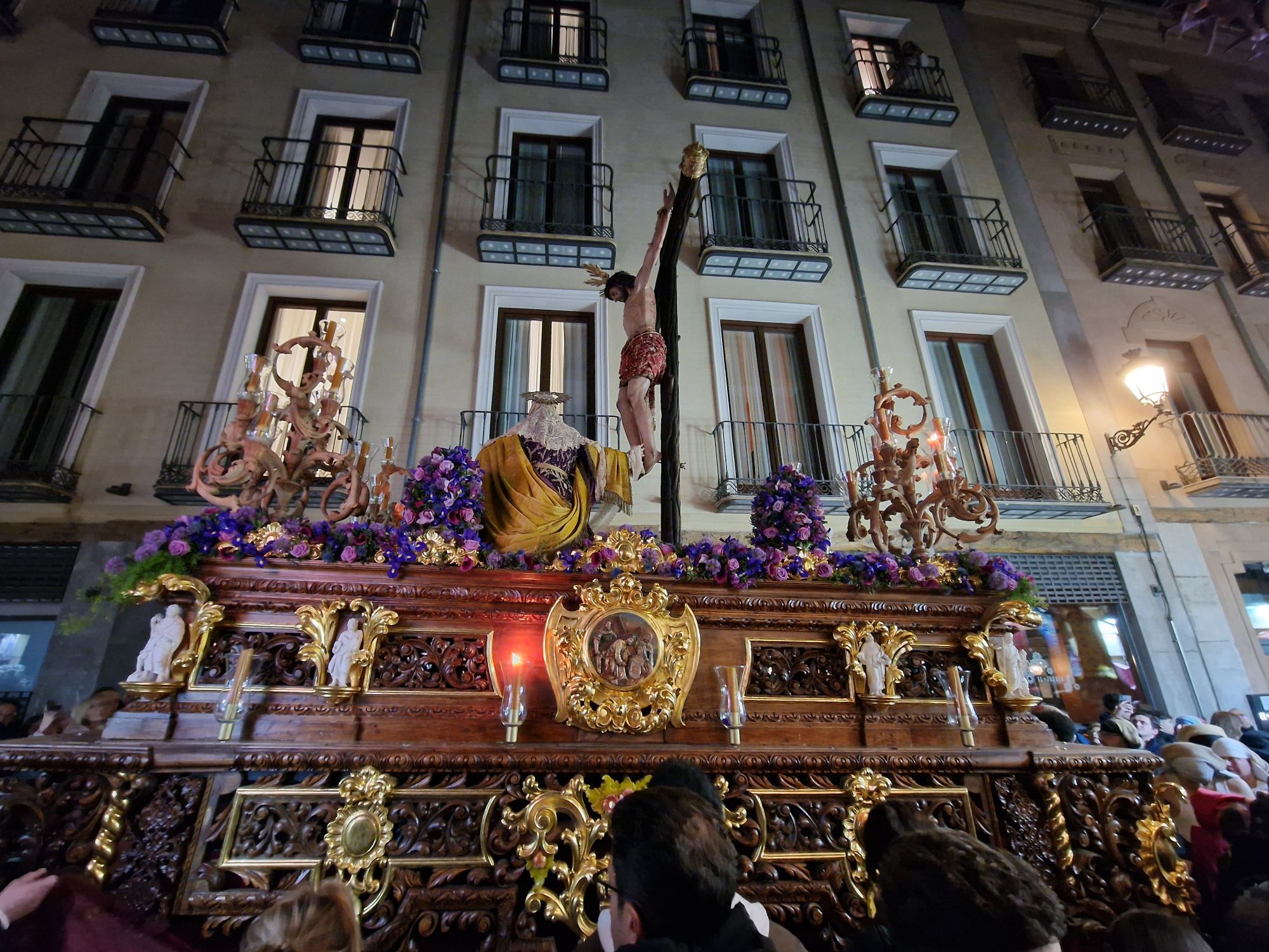 Proclamando el misterio de la Cruz de la Buena y Santa Muerte de Jesús.