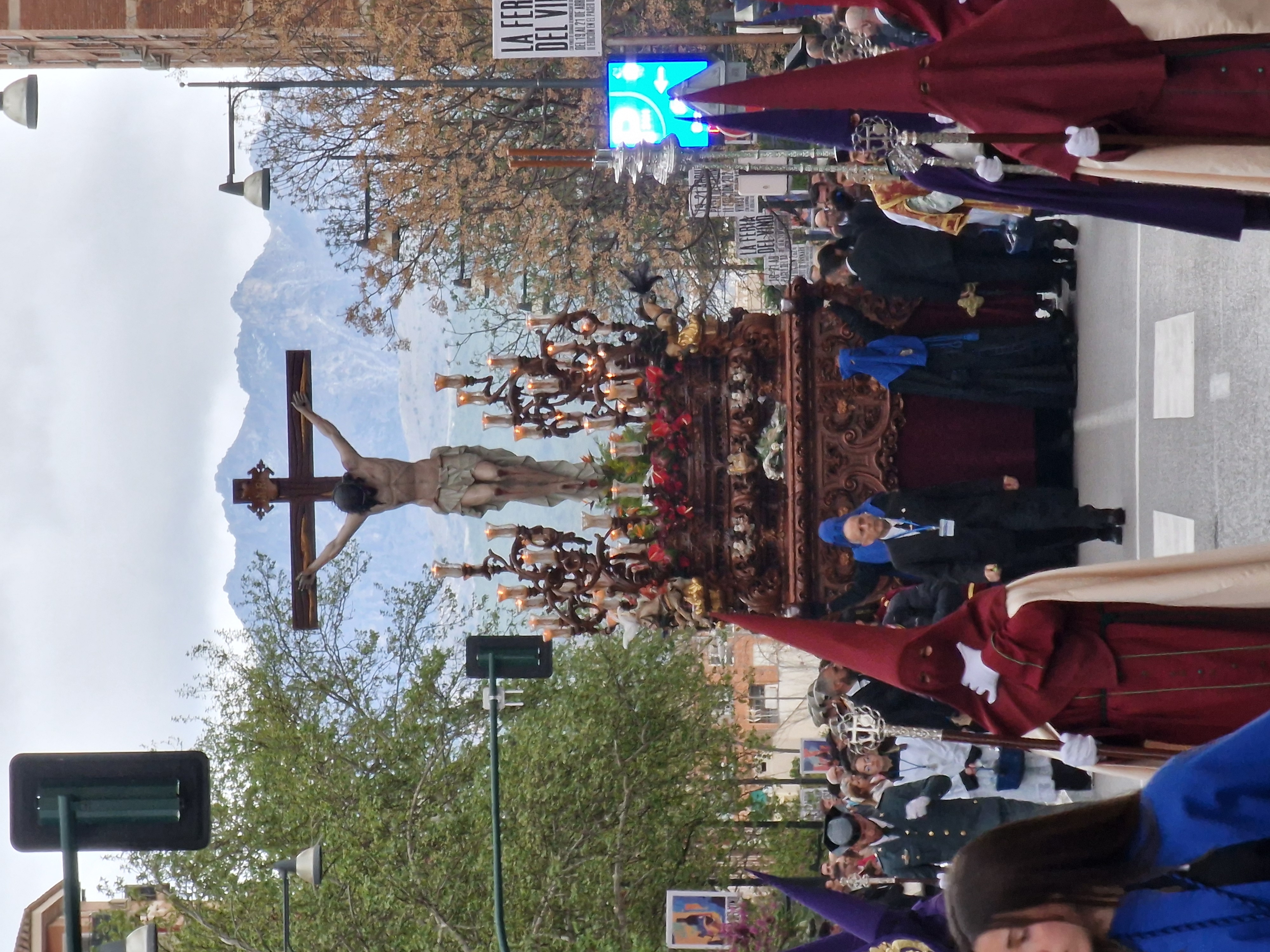 El divino redentor ante la sierra de Granada de fondo.