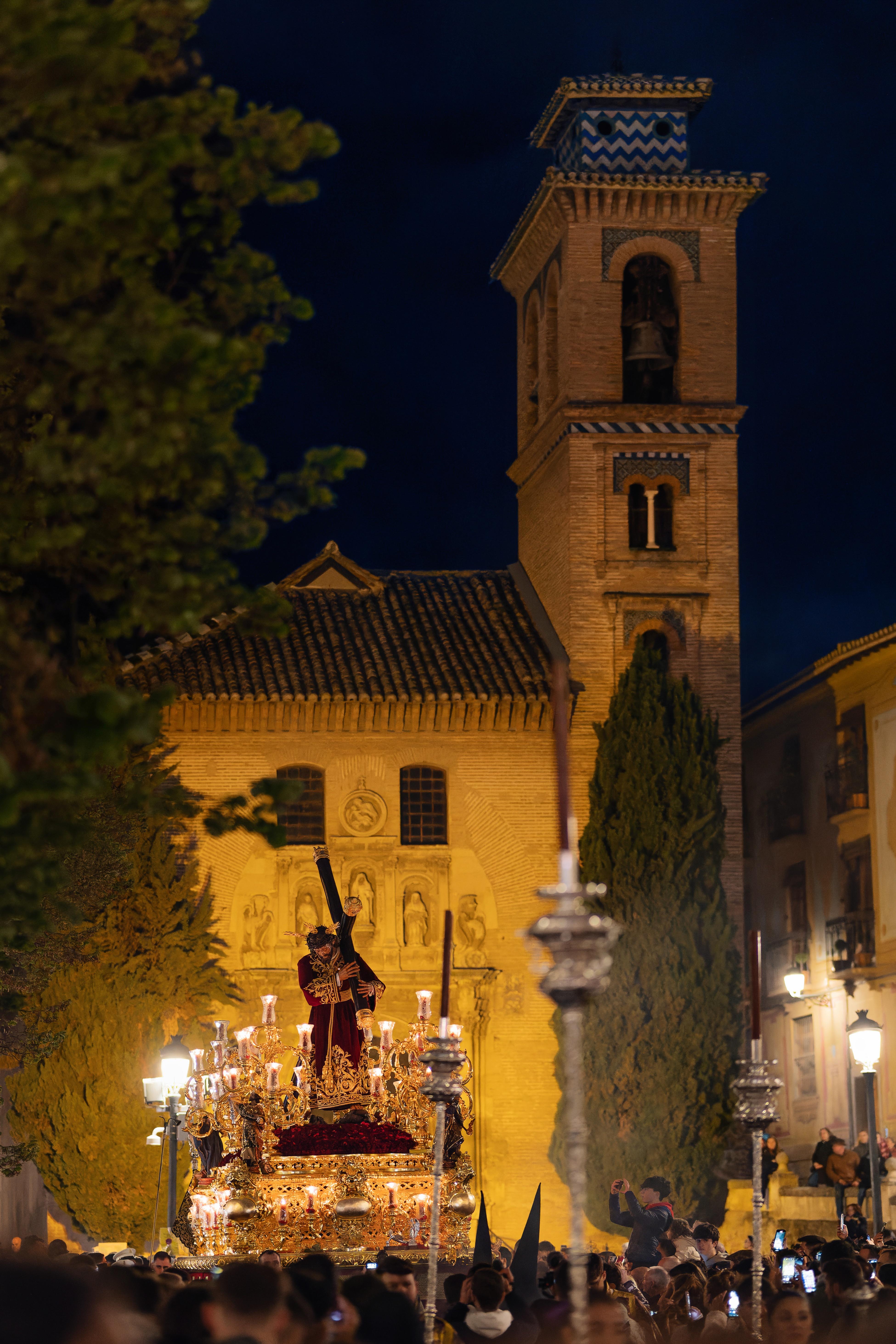 Santa Ana arropa a Nuestro Padre Jesús de la Pasión