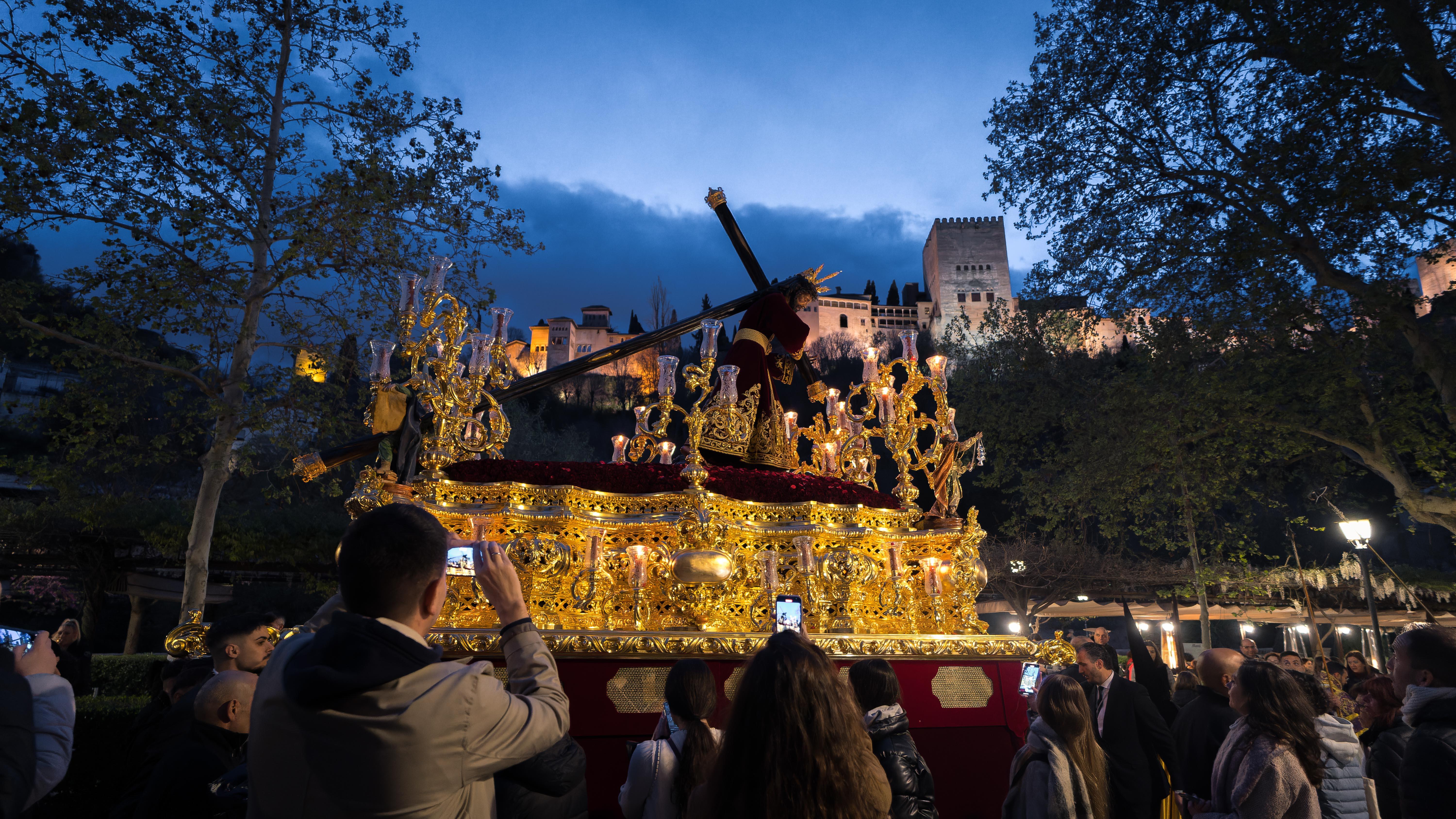 Devoción ante la Alhambra