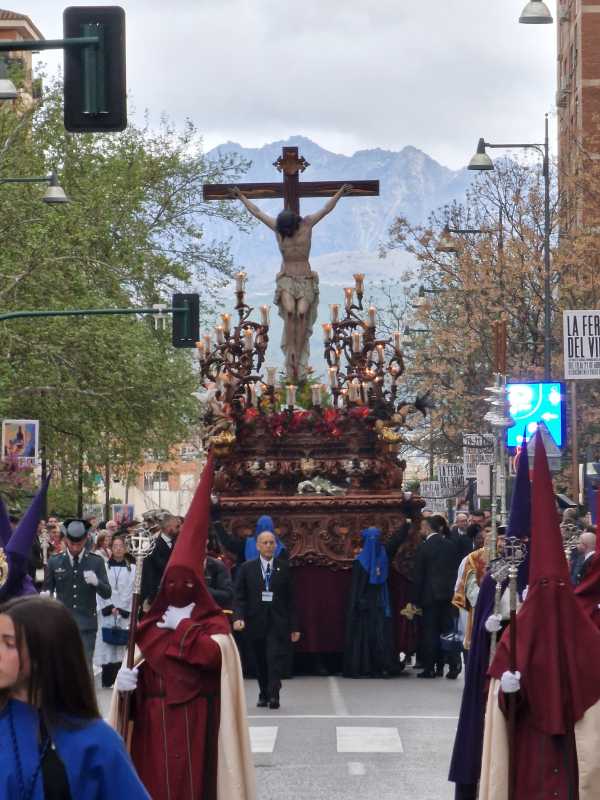 El divino redentor ante la sierra de Granada de fondo.