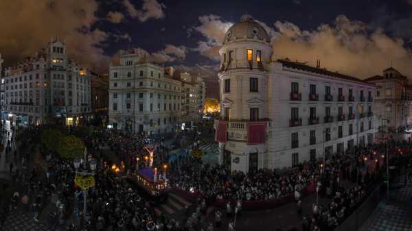 El Cristo de la Misericordia silencia Puerta Real