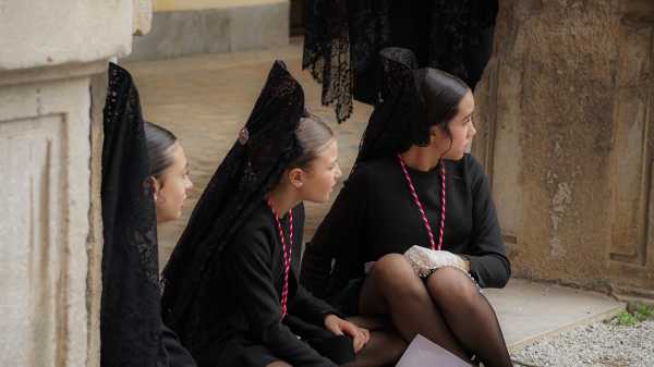 Conversaciones de Semana Santa: Tres niñas en mantillas